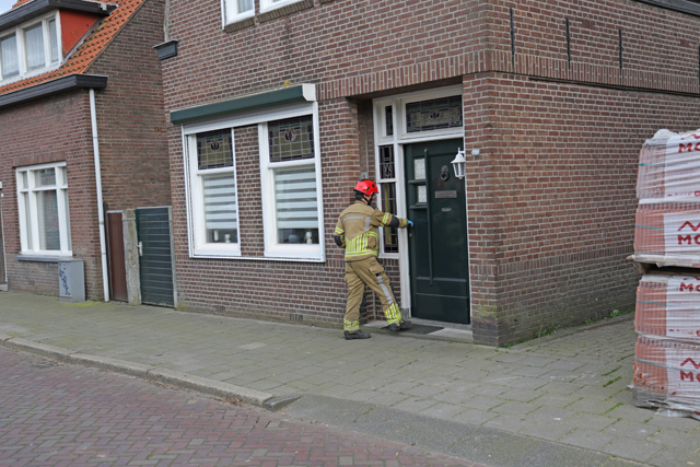 Man zit met voet bekneld tussen trapleuning aan het Westeinde Waalwijk