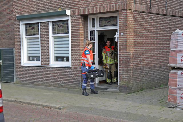 Man zit met voet bekneld tussen trapleuning aan het Westeinde Waalwijk