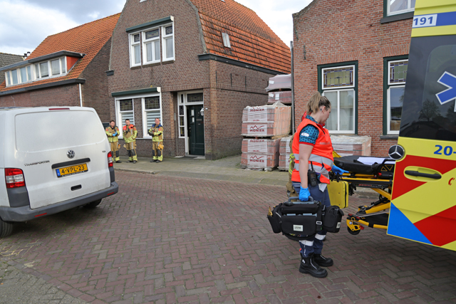 Man zit met voet bekneld tussen trapleuning aan het Westeinde Waalwijk