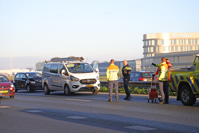 Drie auto’s botsen op elkaar op de A59 (Maasroute) Waalwijk