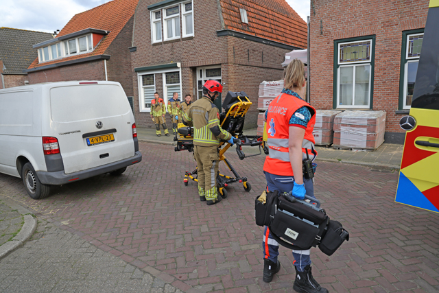 Man zit met voet bekneld tussen trapleuning aan het Westeinde Waalwijk