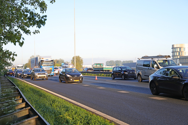 Drie auto’s botsen op elkaar op de A59 (Maasroute) Waalwijk