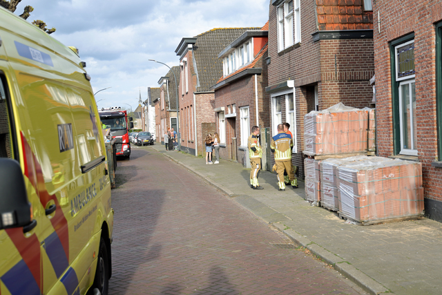 Man zit met voet bekneld tussen trapleuning aan het Westeinde Waalwijk