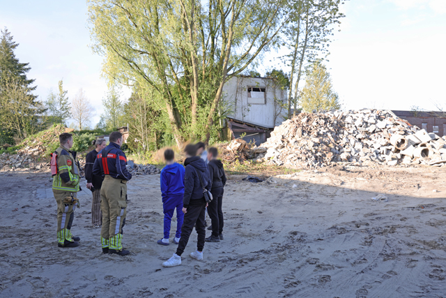 Brandweer bevrijdt jongen uit slooppand aan de Eerste Zeine Waalwijk