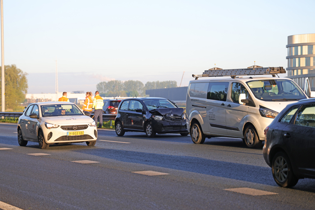 Drie auto’s botsen op elkaar op de A59 (Maasroute) Waalwijk