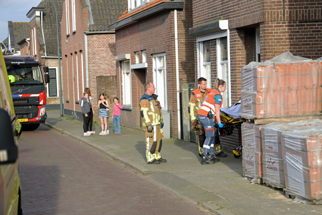 Man zit met voet bekneld tussen trapleuning aan het Westeinde Waalwijk