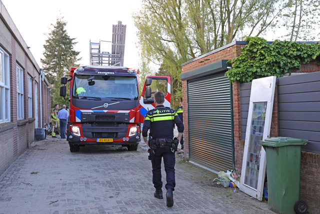 Brandweer bevrijdt jongen uit slooppand aan de Eerste Zeine Waalwijk