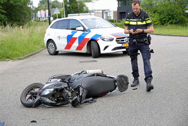 Scooterrijder botst tegen auto aan op de Elzenweg Waalwijk