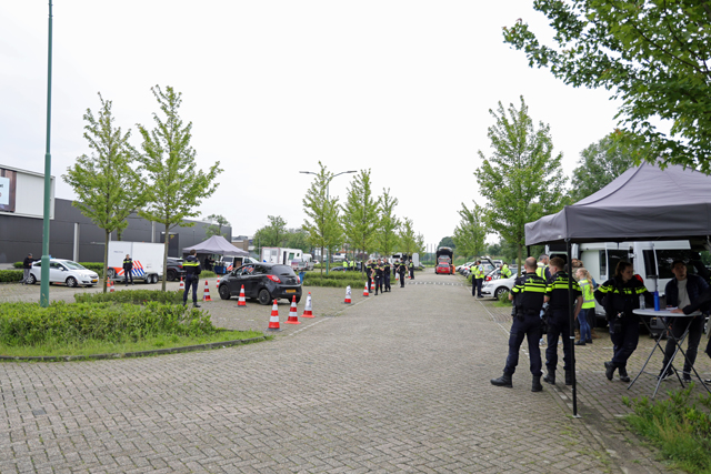 Grote politiecontrole op parkeerplaats bij Piet Klerkx Waalwijk