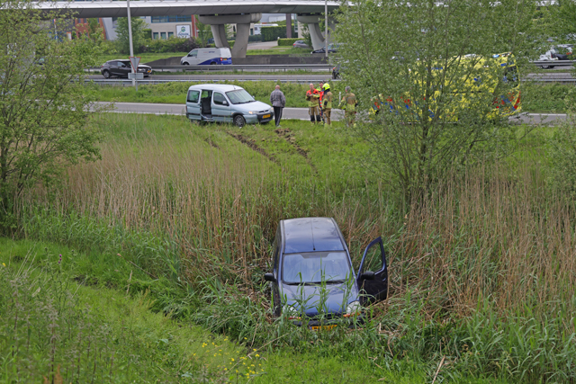 Automobilist rijdt de sloot in op de Midden-Brabantweg Waalwijk