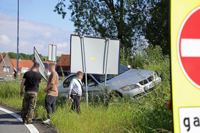 Bestuurder vliegt uit de bocht bij Waalwijk-Oost