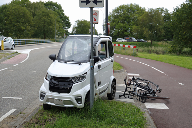 Brommobiel en fietser botsen tegen elkaar aan op de Drunenseweg Waalwijk