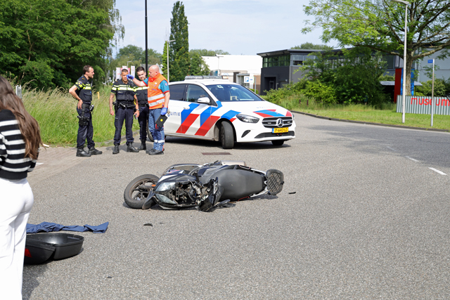 Scooterrijder botst tegen auto aan op de Elzenweg Waalwijk