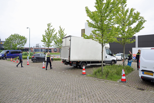 Grote politiecontrole op parkeerplaats bij Piet Klerkx Waalwijk