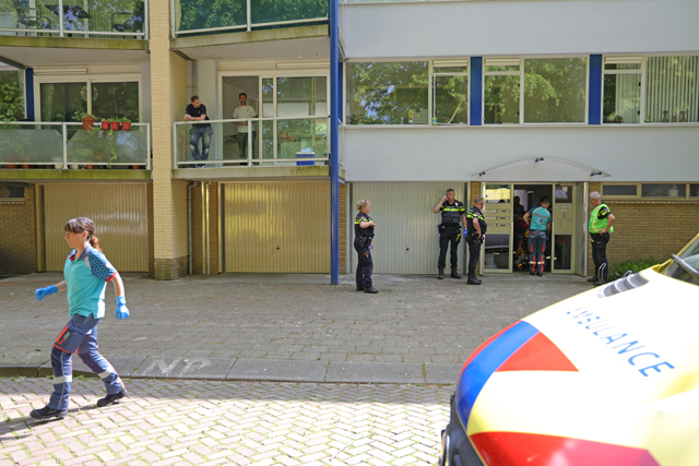 Politie treft zwaargewonde man aan in trappenhuis aan de Teisterbandtlaan Waalwijk