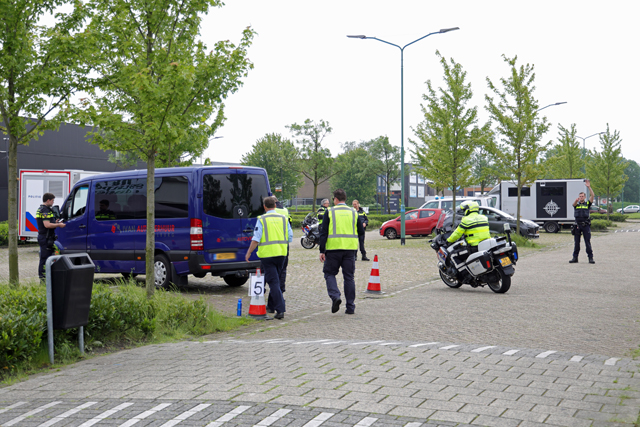 Grote politiecontrole op parkeerplaats bij Piet Klerkx Waalwijk