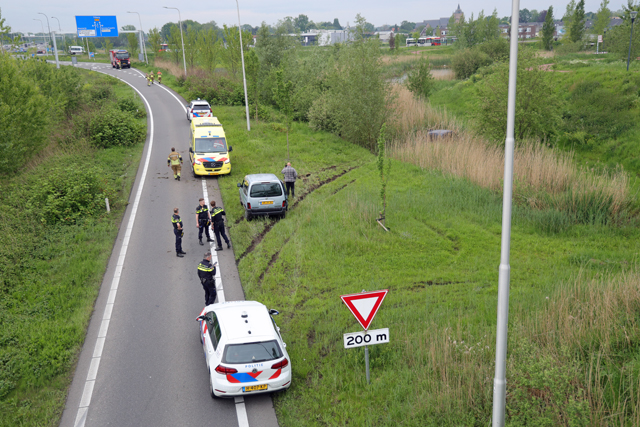 Automobilist rijdt de sloot in op de Midden-Brabantweg Waalwijk