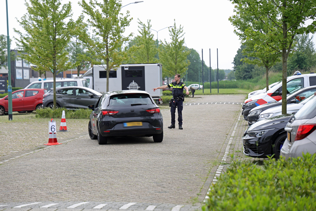Grote politiecontrole op parkeerplaats bij Piet Klerkx Waalwijk