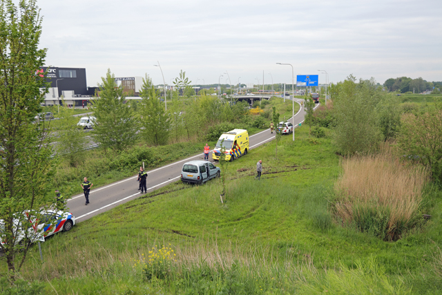 Automobilist rijdt de sloot in op de Midden-Brabantweg Waalwijk
