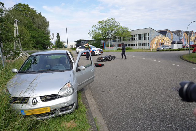 Scooterrijder botst tegen auto aan op de Elzenweg Waalwijk