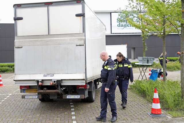 Grote politiecontrole op parkeerplaats bij Piet Klerkx Waalwijk
