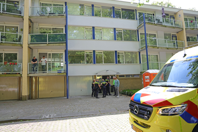 Politie treft zwaargewonde man aan in trappenhuis aan de Teisterbandtlaan Waalwijk