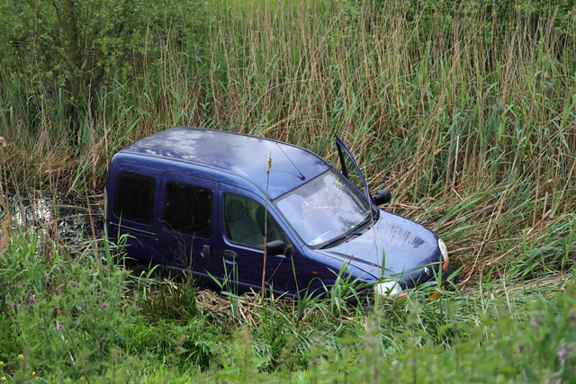 Automobilist rijdt de sloot in op de Midden-Brabantweg Waalwijk