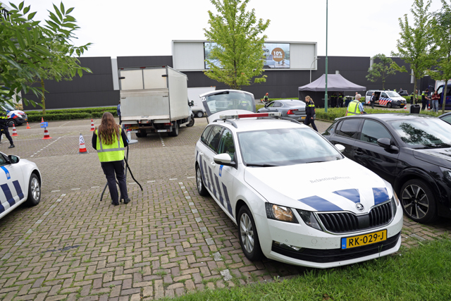 Grote politiecontrole op parkeerplaats bij Piet Klerkx Waalwijk