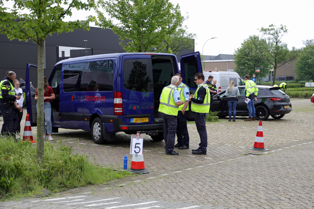 Grote politiecontrole op parkeerplaats bij Piet Klerkx Waalwijk