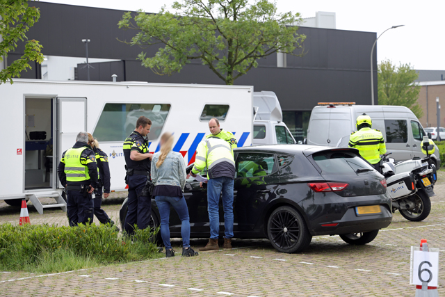 Grote politiecontrole op parkeerplaats bij Piet Klerkx Waalwijk