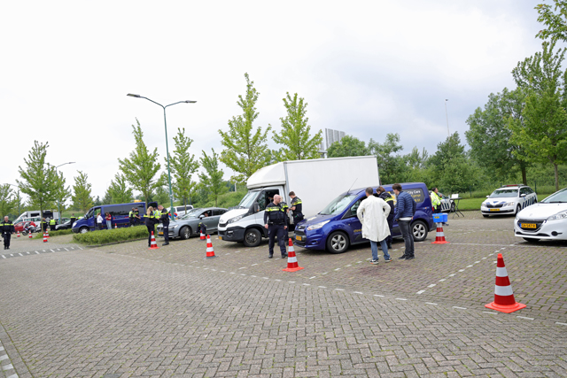 Grote politiecontrole op parkeerplaats bij Piet Klerkx Waalwijk