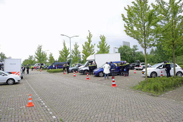 Grote politiecontrole op parkeerplaats bij Piet Klerkx Waalwijk