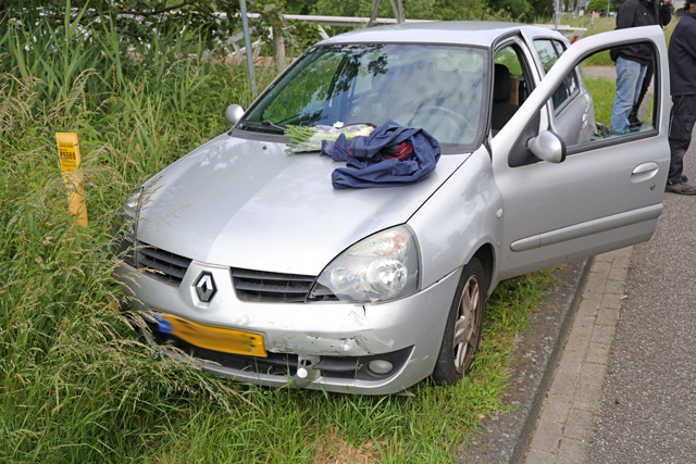 Scooterrijder botst tegen auto aan op de Elzenweg Waalwijk
