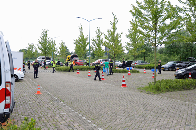 Grote politiecontrole op parkeerplaats bij Piet Klerkx Waalwijk