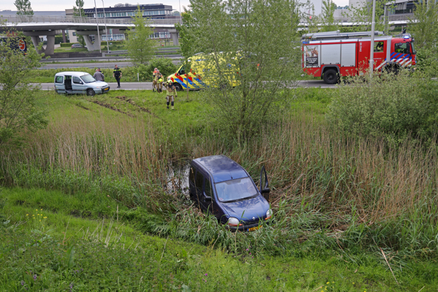 Automobilist rijdt de sloot in op de Midden-Brabantweg Waalwijk