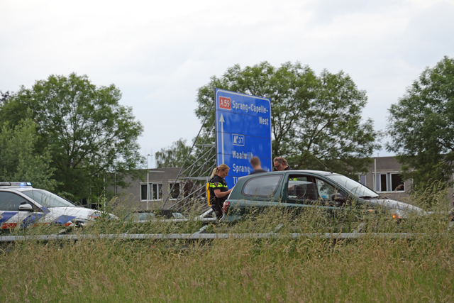 Politiehelikopter achtervolgd bestuurder met flessen lachgas op de A59 (Maasroute) Waalwijk