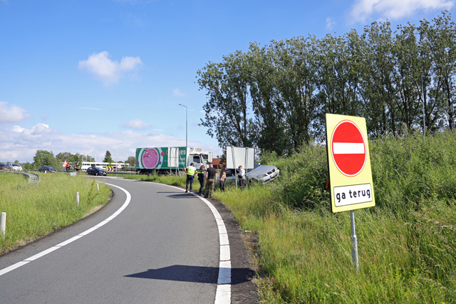 Bestuurder vliegt uit de bocht bij Waalwijk-Oost