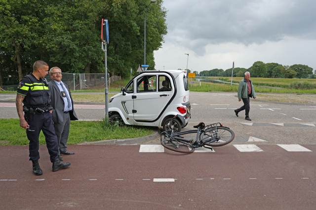 Brommobiel en fietser botsen tegen elkaar aan op de Drunenseweg Waalwijk