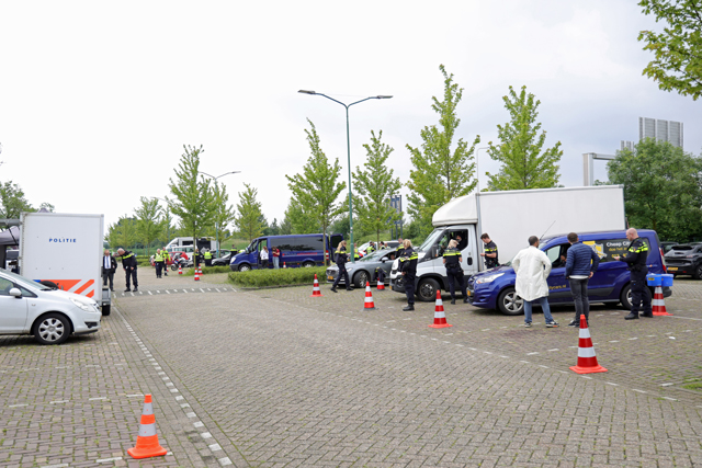 Grote politiecontrole op parkeerplaats bij Piet Klerkx Waalwijk