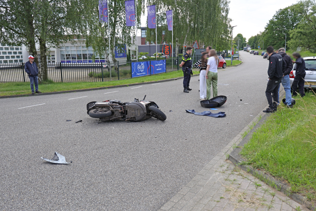 Scooterrijder botst tegen auto aan op de Elzenweg Waalwijk