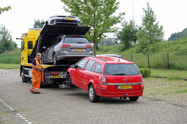 Grote politiecontrole op parkeerplaats bij Piet Klerkx Waalwijk