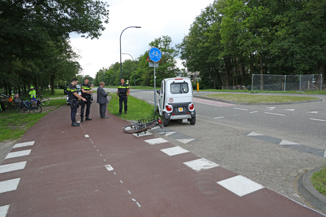Brommobiel en fietser botsen tegen elkaar aan op de Drunenseweg Waalwijk