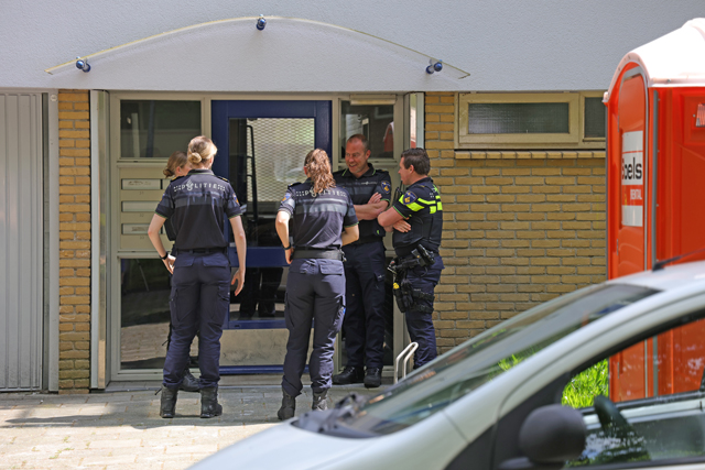 Politie treft zwaargewonde man aan in trappenhuis aan de Teisterbandtlaan Waalwijk