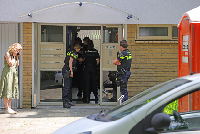 Politie treft zwaargewonde man aan in trappenhuis aan de Teisterbandtlaan Waalwijk