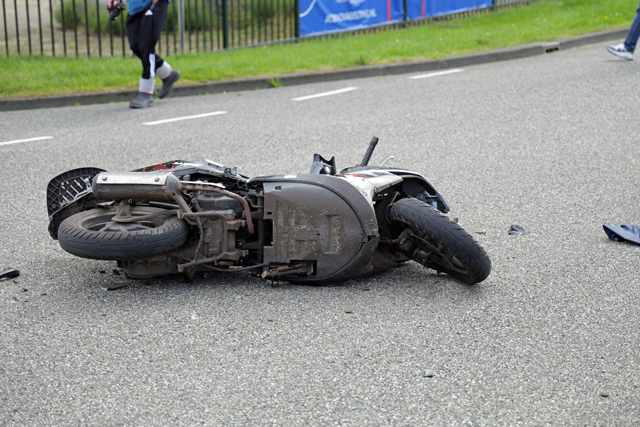 Scooterrijder botst tegen auto aan op de Elzenweg Waalwijk