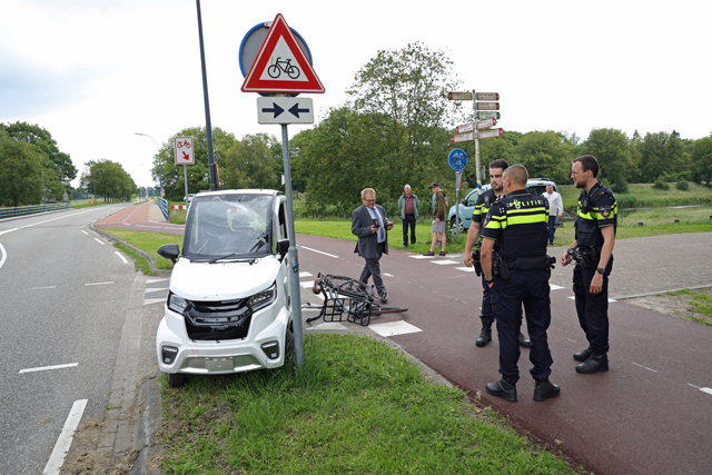 Brommobiel en fietser botsen tegen elkaar aan op de Drunenseweg Waalwijk