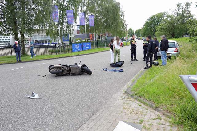 Scooterrijder botst tegen auto aan op de Elzenweg Waalwijk