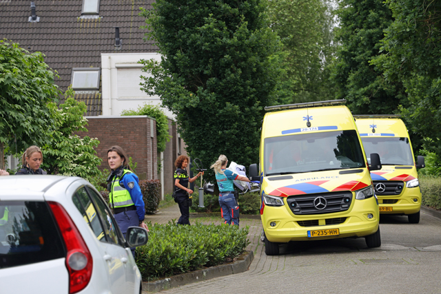 Traumahelikopter land op het Unnaplein voor een incident aan het Emmahof Waalwijk