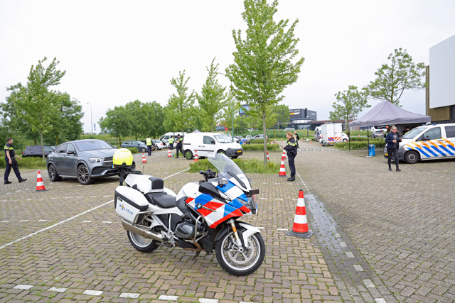 Grote politiecontrole op parkeerplaats bij Piet Klerkx Waalwijk
