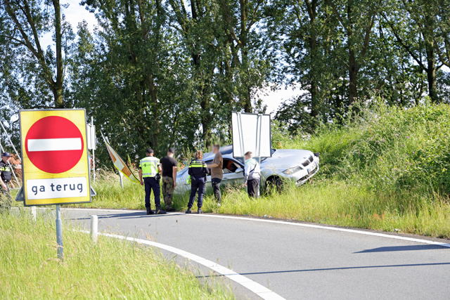 Bestuurder vliegt uit de bocht bij Waalwijk-Oost